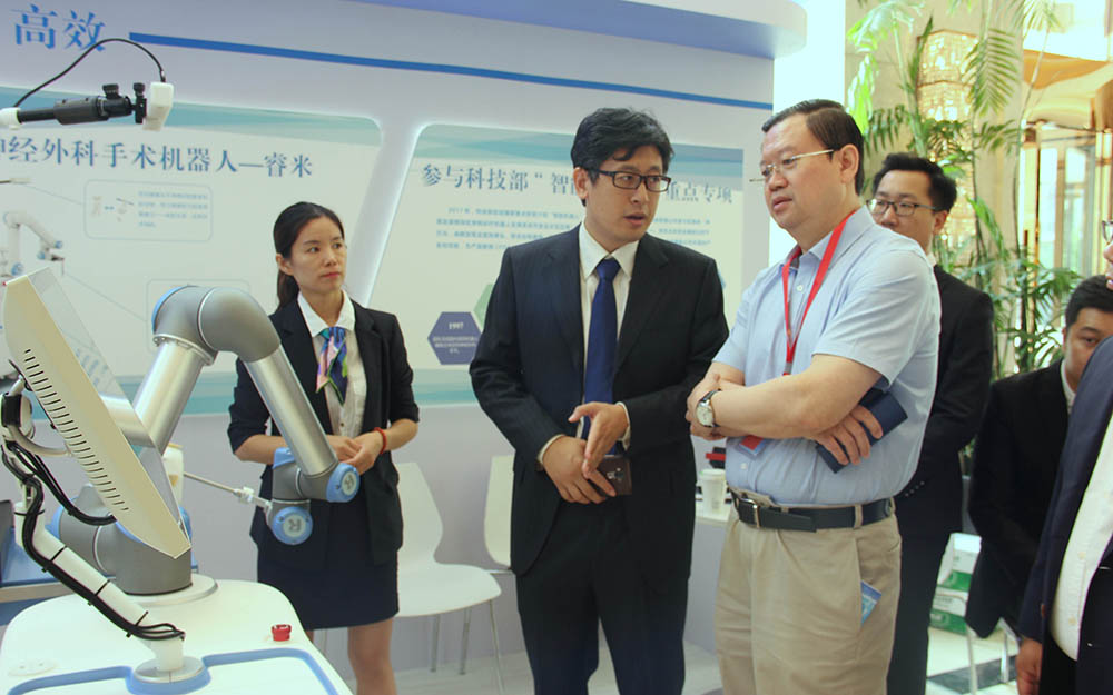 空軍軍醫(yī)大學(xué)唐都醫(yī)院功能神經(jīng)外科主任王學(xué)廉教授蒞臨展臺